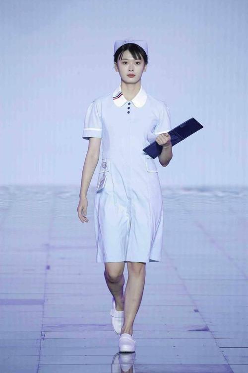 模特身穿由迪尚集团和北京服装学院联合研发的新型医护工装走上t台